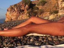 Esposa exhibicionista cuerpo desnudo en playa pública