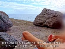 Mi amigo y yo nos masturbamos en la playa mientras un voyeur mira y se sacude