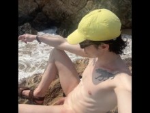 Imagina que este delineador de labios de Tgirl es tu polla pre -cumming. Corre esa punta sobre sus labios. ¡Ella es una fan de la polla!