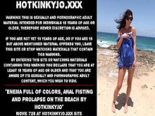 Enema lleno de colores, fisting anal y prolapso en la playa por Hotkinkyjo