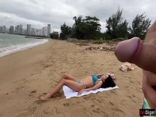Nena, ¿puedo correrme en tus tetas y misiones? - Polla pública parpadeando en la playa