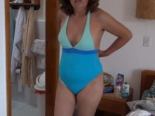 Hermosa latina madura de 59 años se pone un bikini para presumir en la playa