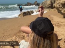 Rubia caliente con grandes tetas naturales fumando desnudas en la playa pública