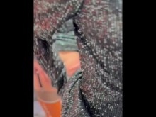 En la tienda me prueba la ropa y me desvango. Sin bragas en medias.