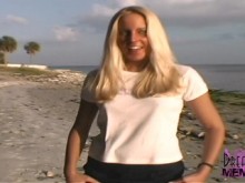 Toda la rubia natural se desnuda en un parque local