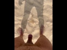 Orinar en la arena en la playa