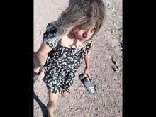 linda ladyboy en publico con minifalda y sandalias muy caliente