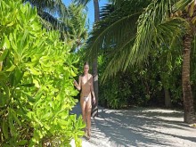 La belleza coqueteó conmigo en la playa, y luego desnuda vino a mi villa y me dio una mamada