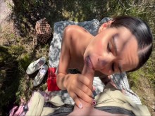 Mamada pública con una linda novia! Cum en su boca