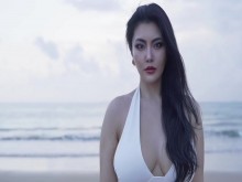 Spice Mu está jugando en la playa con un atuendo blanco y ajustado blanco.
