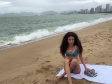 Nena, ¿puedo correrme en tus tetas? - Polla pública parpadeando en la playa