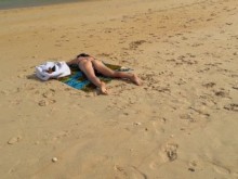 Una niña en bikini está nadando en el mar. ¿Quieres ser mi guía?