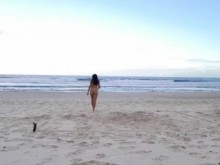 Me desnudo en la playa publica, todos me miran !