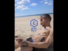 Jugando con mi gran polla en la playa