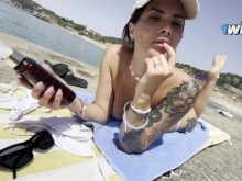 Escapadas en negrita de la playa: tomando el sol desnudo y tiempo de juego de piedra