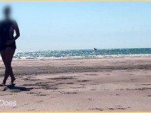 Esposa se atrevió a caminar por la boba lateral en la playa pública