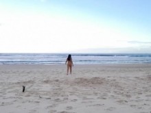 Me desnudo en la playa publica!