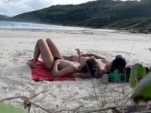Dulce pareja en la playa pública.
