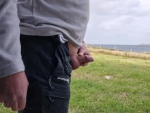 Meando en público. Sacando mi polla junto al área de picnic en la playa y me molesta.