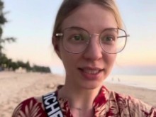 Caminarte por la playa con una correa ????