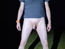 Meando en público. Sacando mi polla. Piss de medianoche en el parque de la playa.