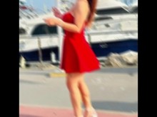 Maca en una sesión de fotos en la playa en 2025