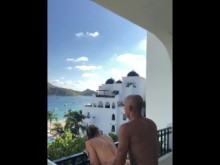 Follando en el balcón en México mirando por la playa (video completo)