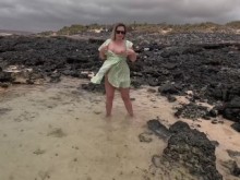 Chica de verano caliente orinando en la playa pública, compilación