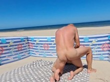 Amateur en público. El pequeño coño Laluna se follan duro en la playa. ????????