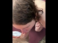 Adolescente cachondo en bikini le da titjob aceitoso y chupa mi polla en la playa pública