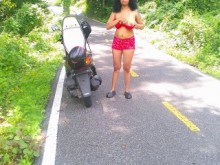 Caminando por Bike Trail Park desnudo solo hembra ebony grandes tetas capturadas