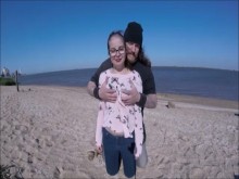 Lindo adolescente en la playa con viento