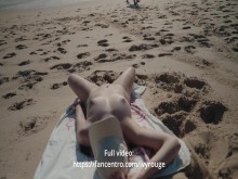 La esposa muestra su coño a extraños en la playa. Exposición pública.