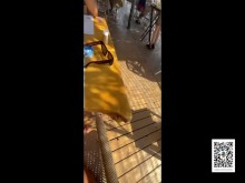 Enloquecer y cachonda en el bar de la playa con amigos durante el almuerzo