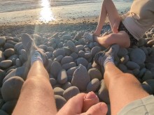 Casi atrapado, en la playa. !! Sexo arriesgado con madrastra caliente mamá