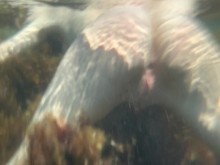 Tocando a una chica desnuda en una playa nudista