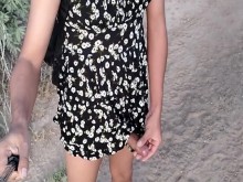 dulce travesti con minivestido y sandalias de plataforma camina sexy en publico