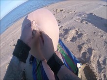 Lindo cuerpo adolescente engrasado en la playa POV