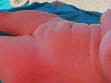 Muestro mi coño y mis senos en la playa pública