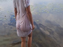 Niña tierna. Nymph camina con una camisa transparente húmeda