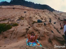 MILF en vacaciones se masturba sin vergüenza en una playa pública y folla a un turista