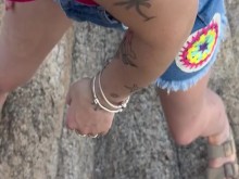 Pequeño paseo a la playa que termina con semen en la boca