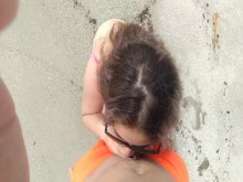 En la playa, una chica desconocida chupa mi polla. EN PÚBLICO
