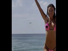 Monika Fox posa en bikini rosa con estrellas en la playa gratis