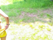 Esta es una mujer solista 4K en Nude Beach Ocean Real Real Realy Public