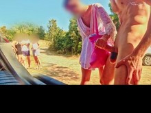 Handjob en público: Muestro mi polla dura a un grupo de amigos y uno de ellos me hace correrme
