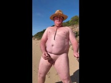 Modeando desnudo en la playa