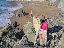 Salirme viendo a la pareja caliente follar en la playa