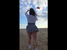 La esposa con curvas vuela una cometa en una playa y accidentalmente muestra el culo y el coño peludo, la ondra pública