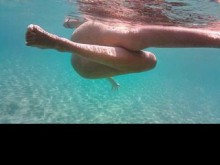 ¡Exhibicionista Nudist Girl masturbándose en Public Beach y Underwater! Paraíso de los voyeurs